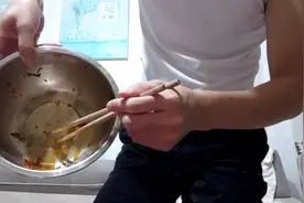 半夜饿醒了煮泡面吃，汤都喝干净了。你支持半夜吃泡面吗？