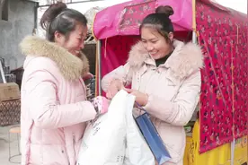 农村大嫂过生日，弟媳给大嫂送个小惊喜，大嫂一见乐得呲牙直笑