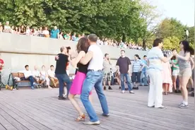 俄罗斯人跳广场舞和我们有什么不同？网友：建议引进国内！