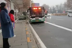 邯郸公交车免费坐，街头奔忙办事，你认识这些地是哪吗？视频封面