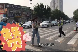 河南新乡十中高考考点，交警们为考生保驾护航，为他们点赞！视频封面