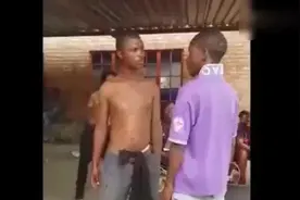 非洲小伙玩“互扇耳光”，一巴掌将同伴扇成昏迷视频封面