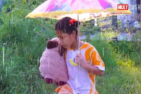 亲子早教童谣儿歌，小姑娘在雨中救助小绵羊和洋娃娃视频封面