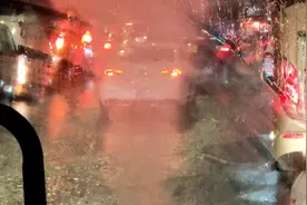 哈尔滨18点开始下大雨  机场巴士车里都漏雨  不知飞机能不能晚点视频封面