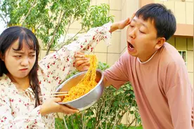 小夫妻争夺一盆吃火鸡面，表演与吃鸡有关的才艺，太逗了