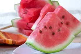 隔夜西瓜到底能不能吃？很多朋友都弄错了，要告诉家人和朋友视频封面