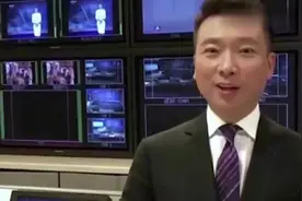 47岁的主持人康辉，结婚19年没有孩子，妻子是央视的编导！视频封面