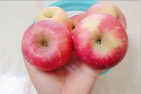 挑选苹果有窍门，死记一个“小机关”甜不甜一眼就看出，方法实用