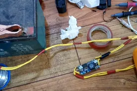 几毛钱成本给家里停电加装5V为手机充电摩托车加装手机充电视频封面