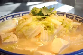 厨师长教你白菜炖豆腐的家常做法，步骤详细，汤鲜味美好吃不油腻