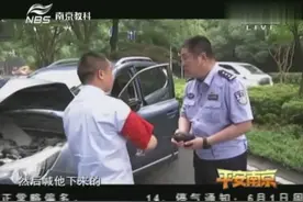 男子宿醉疯狂追尾公交车，引擎盖冒白烟，安全气囊双双弹出视频封面