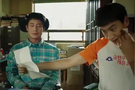 两个男生如同连体婴一样，生活在一起？两人生活的还非常愉快！