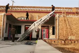 农家小院里的钢化玻璃顶制作完成了，下来就是前面的隔断了视频封面