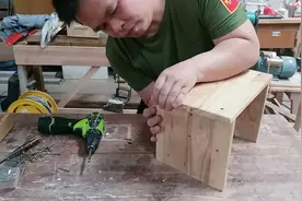 小板凳不用花钱买，捡块木板锯两下，拧上螺丝钉，稳如老狗可传家视频封面