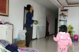 妹妹在家待不住了，哥哥陪着妹妹玩。视频封面