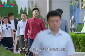 学渣儿子高考，英语选择题全选B，结果通报成绩时老爸笑开了花！视频封面