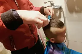 宝爸自己动手给弟弟剪发型，宝妈直言剪毁了，弟弟自己却很满意。
