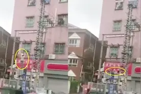 男子爬上路边变压器 瞬间被电击伤摔落在地视频封面