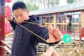 高手在民间：一根橡皮筋做成无架弹弓连续打中手上的瓶盖