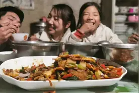 熊二去山上干活，俏媳妇在家做下饭菜等着，熊二：这媳妇万里挑一视频封面