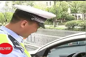 交警严查开车玩手机，不少司机被抓包，手持方式接打电话记2分视频封面