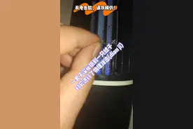 一男子深夜抓到一只蚊子，对该🦟进行了物理攻击