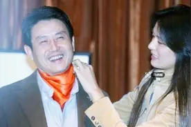 陈忠和近况曝光！现任娇妻曾为他打胎，如今儿女双全生活幸福视频封面