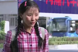 农村姑娘口渴，见路边有浇树的工人，抄起水管子就往肚子里灌！视频封面