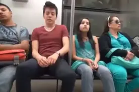 小伙在地铁装睡，靠在妹子的肩膀上。有个妹子很喜欢呀。视频封面