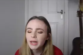 妹子在家挑战空气刘海，抓起一把剪下去后，美得像小仙女！视频封面