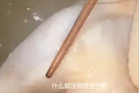 判断白切鸡是否熟透，筷子插鸡腿法最可靠