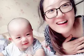五个月婴儿能听懂妈妈的话，拉妈妈的衣服要陪他玩，不理他还生气视频封面