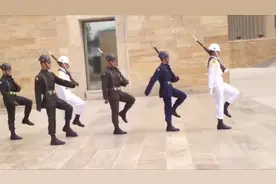 各国换岗仪式，土耳其‘顺拐’走法销魂，后面大兵哥都被带跑偏！视频封面