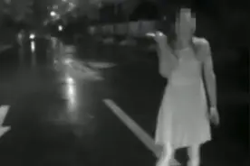 冒雨给老公送饭，却看见他给女同事打伞！看到后女子拿刀欲自杀视频封面