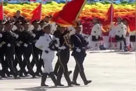 三军仪仗队护旗手孙国祥颜值超高，为练眼神用力过猛的样子太可爱