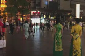 上海滩步行街，人群中有4个美女，他们是这样拍抖音的视频封面