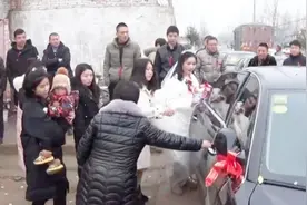 河南小伙迎亲，新娘是一乖乖女，陪嫁多，好多人送她上车视频封面