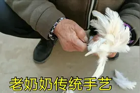 77岁奶奶用鸡毛做毽子，满满的都是小时候的回忆，岁月不饶人
