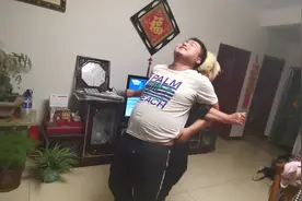 瘦小的理疗师将190斤小伙背起，力气真大，手法一流视频封面