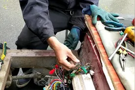 电三轮刹完车不走了后轮还抱死，出现两个问题控制器坏和线路粘连视频封面