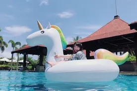 三亚酒店泳池太适合拍照，欣崽崽泡在泳池玩了一下午视频封面