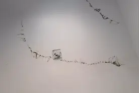 屋顶大量漏水，小伙自己做防水，150平米花了不到3000元，太值了视频封面