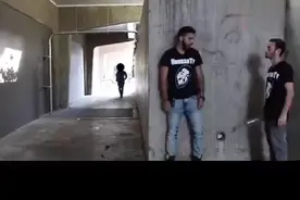 老外爆笑恶搞恶作剧：一人装作中弹，一人用水瓶子制造枪声！视频封面