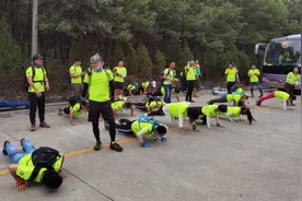 爬山前，健身小伙教练，教你做热身运动，特别实用，快看看吧