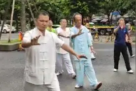 五大花园体育运动公园和大家一起晨练杨氏太极拳。