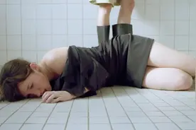 女孩为了得到演出机会，任凭导演摆布，直到精神分裂视频封面