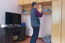 爷爷为了逗小孙子开心，又蹦又跳，骑大马，累的气喘吁吁视频封面