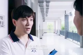 美女老师穿短裙去上课，小伙还以为是同班同学，上前就想套近视频封面