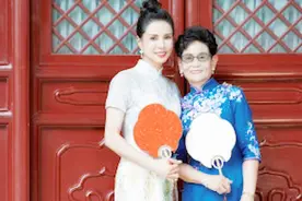 不老女神李若彤晒与母旗袍写真，母女合体状态佳，被夸气质出尘视频封面