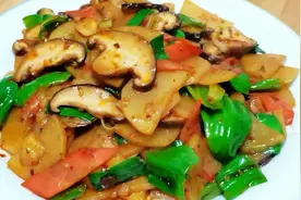 香菇土豆这样做超下饭，鲜香入味又营养，做法还简单，上桌即扫光视频封面
